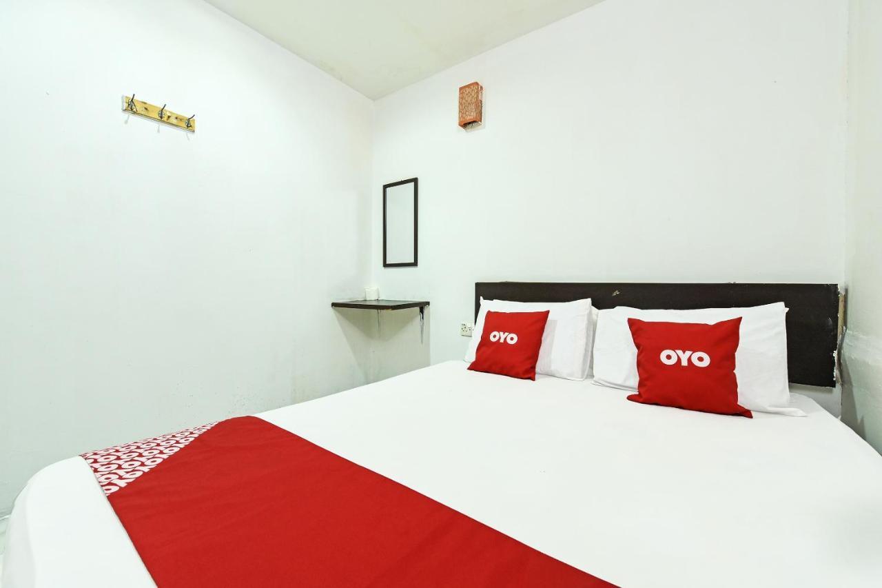 Oyo 90643 Gks Hotel เซเรมบัน ภายนอก รูปภาพ