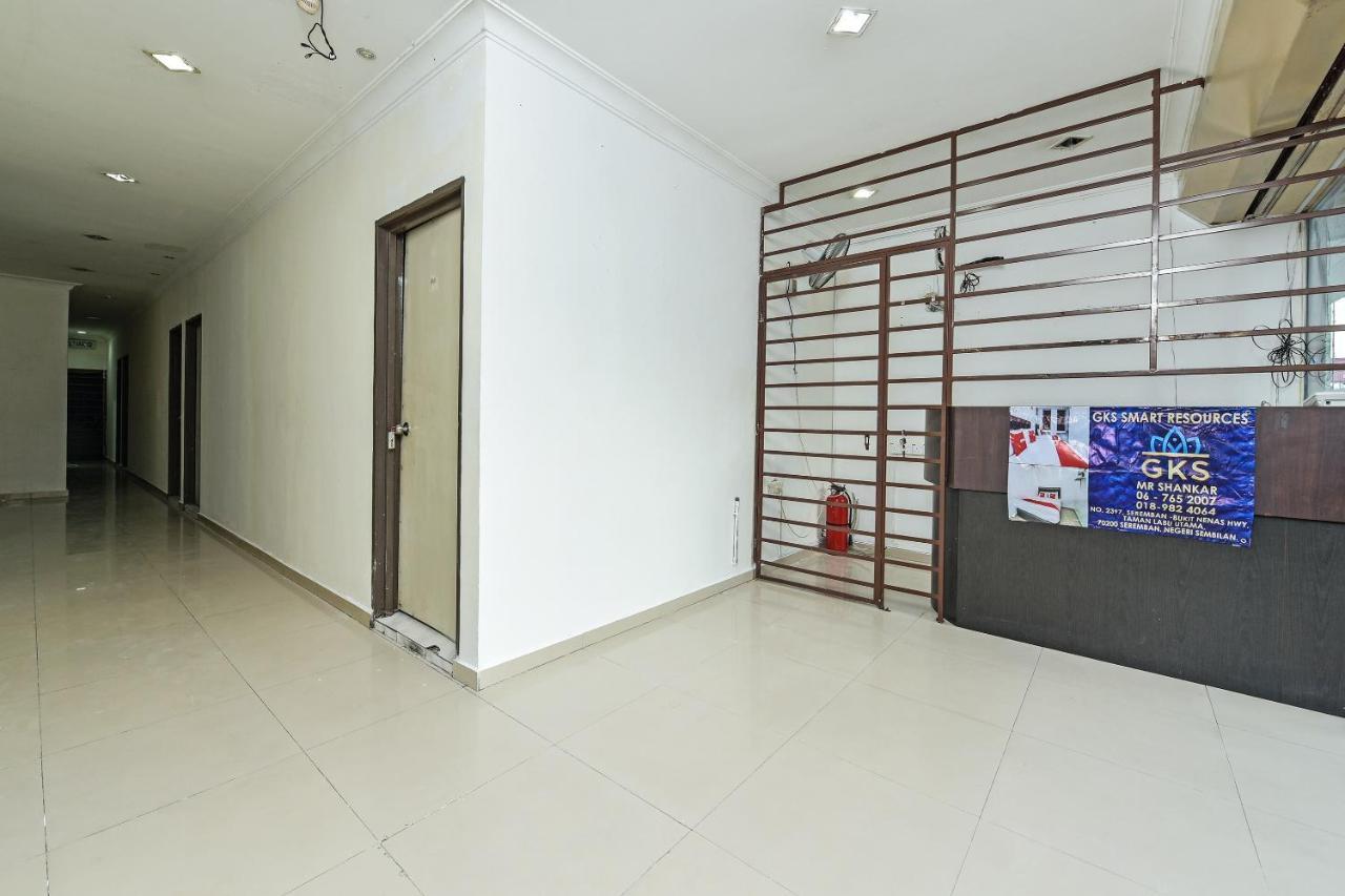 Oyo 90643 Gks Hotel เซเรมบัน ภายนอก รูปภาพ