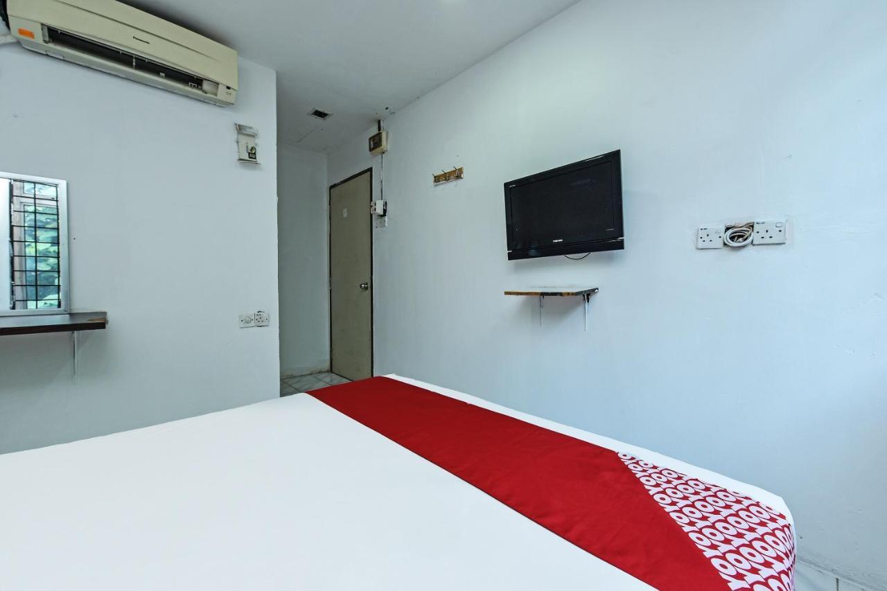 Oyo 90643 Gks Hotel เซเรมบัน ภายนอก รูปภาพ