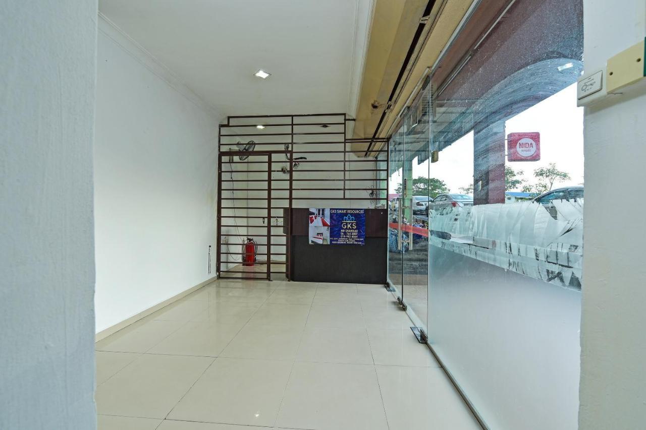 Oyo 90643 Gks Hotel เซเรมบัน ภายนอก รูปภาพ