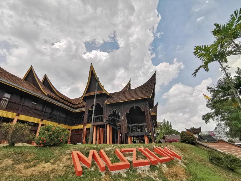 Oyo 90643 Gks Hotel เซเรมบัน ภายนอก รูปภาพ