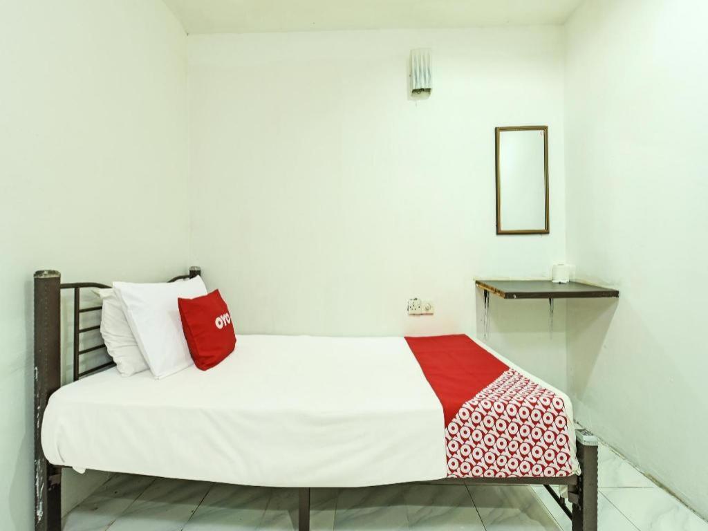Oyo 90643 Gks Hotel เซเรมบัน ภายนอก รูปภาพ