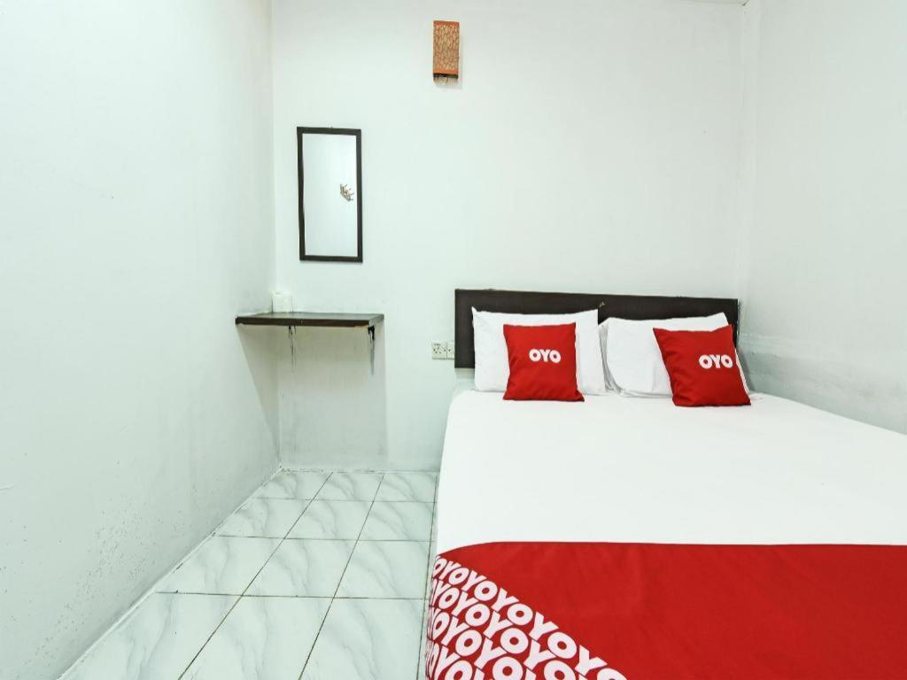 Oyo 90643 Gks Hotel เซเรมบัน ภายนอก รูปภาพ