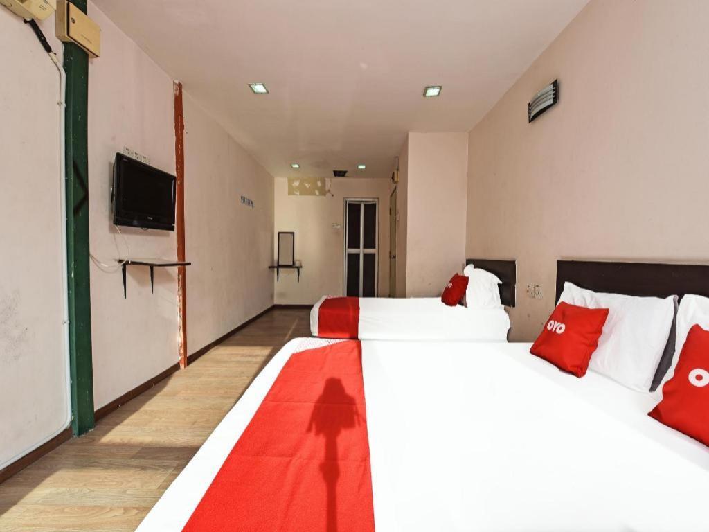 Oyo 90643 Gks Hotel เซเรมบัน ภายนอก รูปภาพ