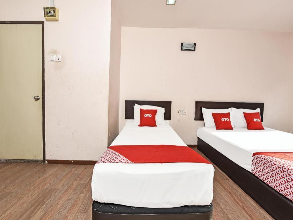 Oyo 90643 Gks Hotel เซเรมบัน ภายนอก รูปภาพ