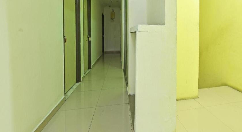 Oyo 90643 Gks Hotel เซเรมบัน ภายนอก รูปภาพ