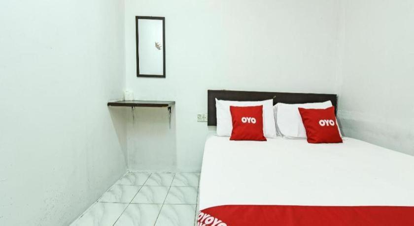 Oyo 90643 Gks Hotel เซเรมบัน ภายนอก รูปภาพ