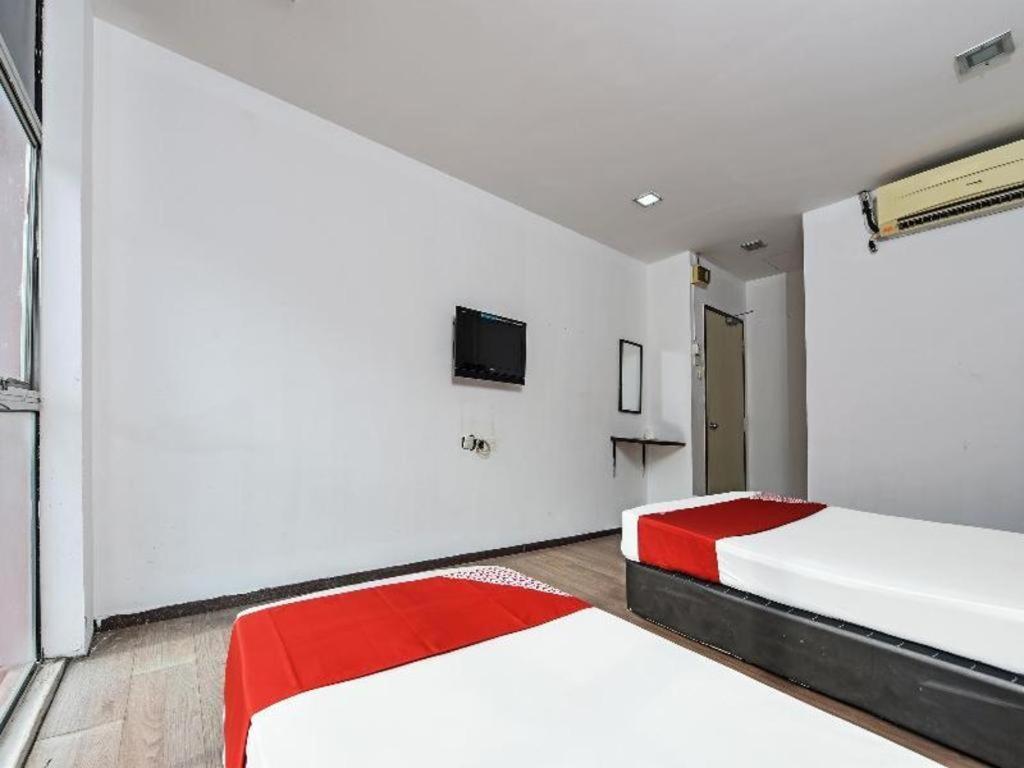 Oyo 90643 Gks Hotel เซเรมบัน ภายนอก รูปภาพ