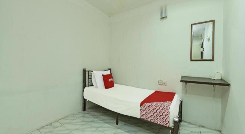 Oyo 90643 Gks Hotel เซเรมบัน ภายนอก รูปภาพ