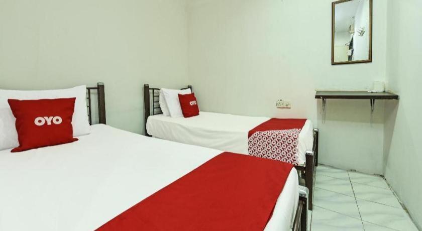 Oyo 90643 Gks Hotel เซเรมบัน ภายนอก รูปภาพ