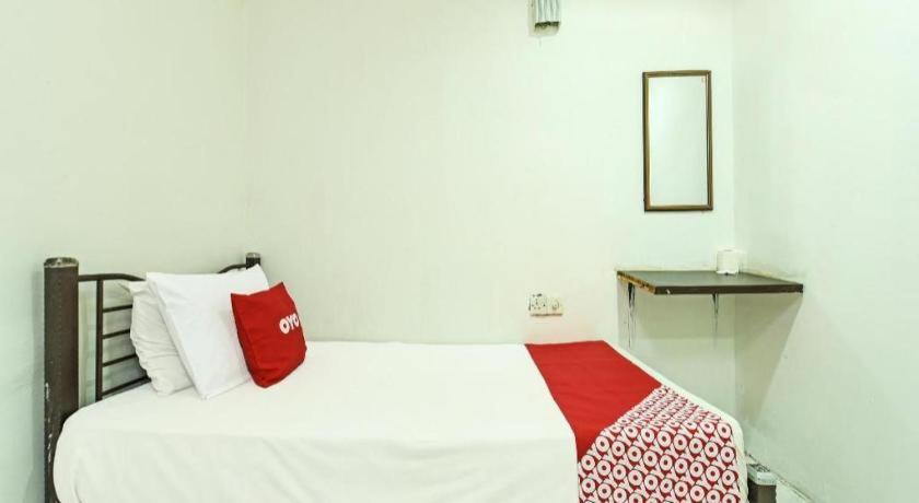 Oyo 90643 Gks Hotel เซเรมบัน ภายนอก รูปภาพ