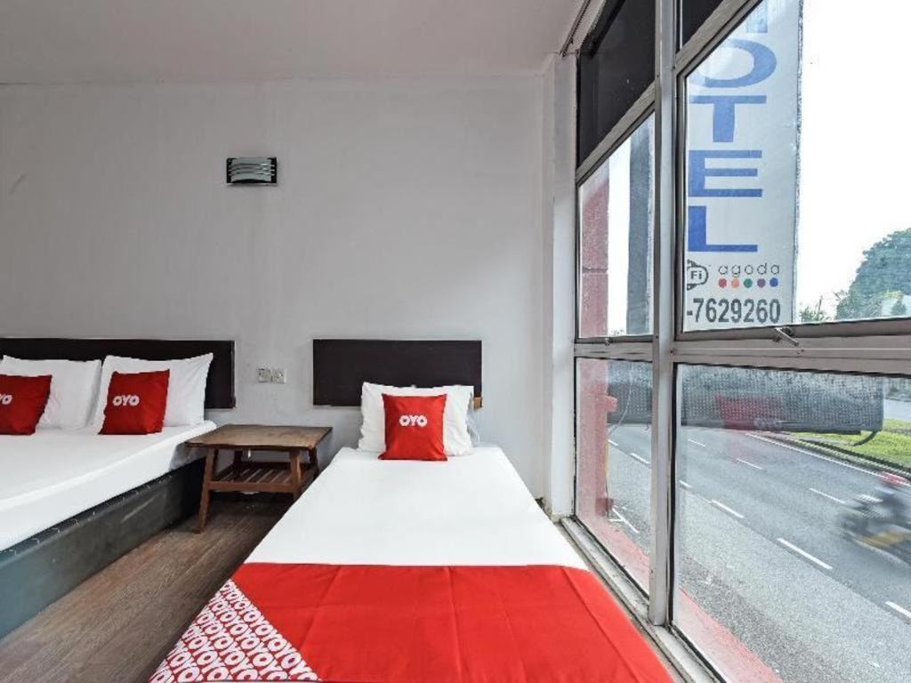 Oyo 90643 Gks Hotel เซเรมบัน ภายนอก รูปภาพ