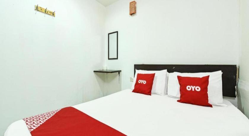 Oyo 90643 Gks Hotel เซเรมบัน ภายนอก รูปภาพ