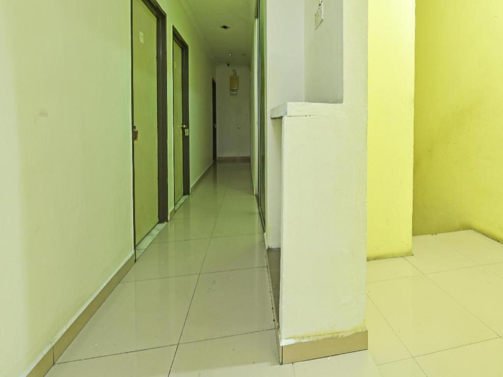 Oyo 90643 Gks Hotel เซเรมบัน ภายนอก รูปภาพ