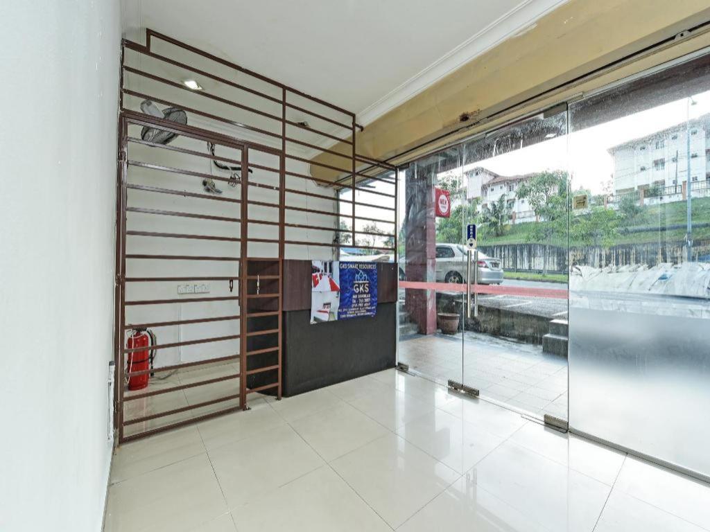 Oyo 90643 Gks Hotel เซเรมบัน ภายนอก รูปภาพ