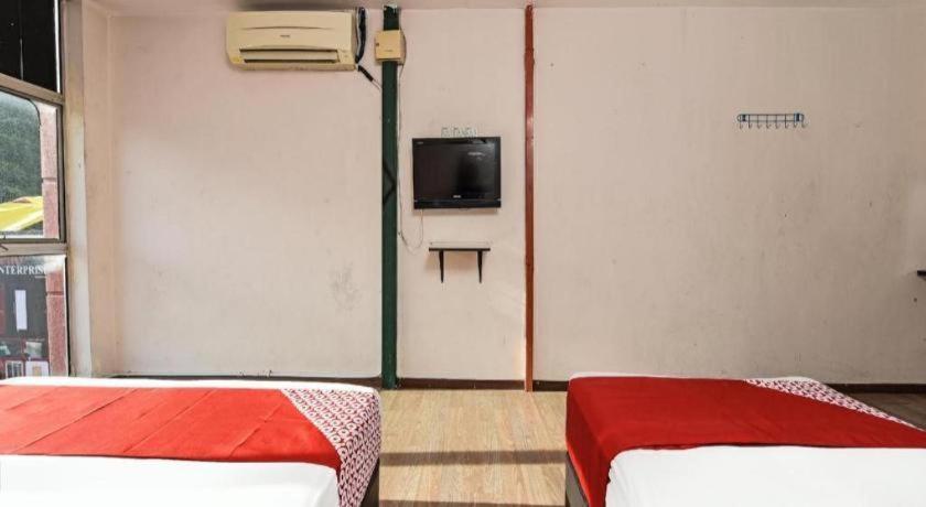 Oyo 90643 Gks Hotel เซเรมบัน ภายนอก รูปภาพ