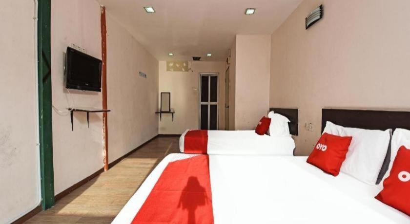 Oyo 90643 Gks Hotel เซเรมบัน ภายนอก รูปภาพ
