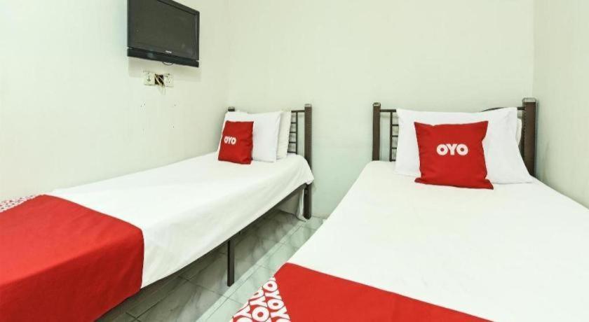Oyo 90643 Gks Hotel เซเรมบัน ภายนอก รูปภาพ
