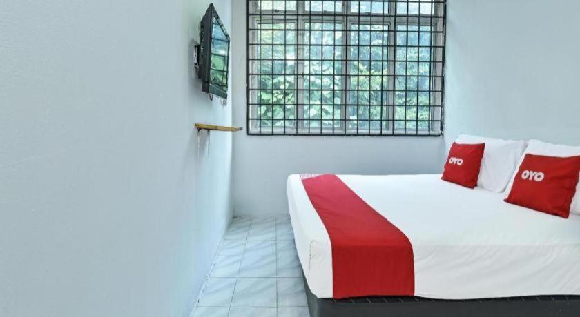 Oyo 90643 Gks Hotel เซเรมบัน ภายนอก รูปภาพ