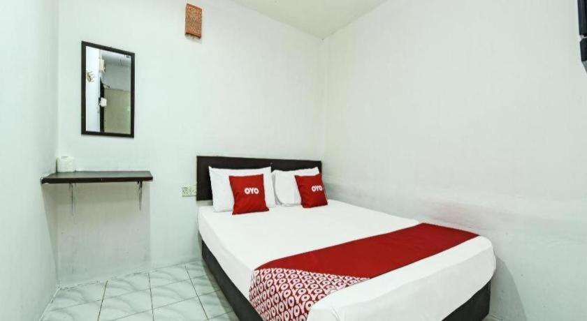 Oyo 90643 Gks Hotel เซเรมบัน ภายนอก รูปภาพ
